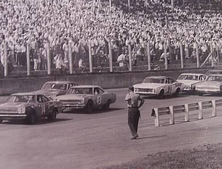 Paschal (14) leads Richard Petty (43)